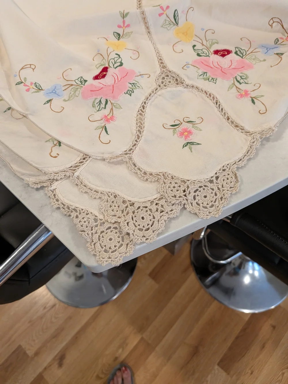 Vintage 1939-40s Handmade Embroidered Linen Fabric (Cotton?)Crocheted Lace